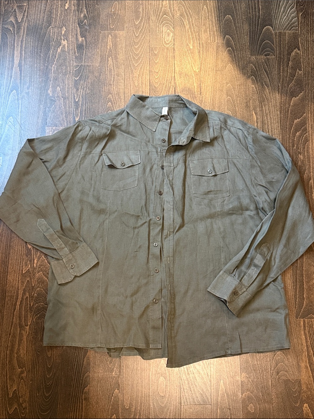 Men's Casual Olive Green Button-Down Shirt with Chest Pockets
